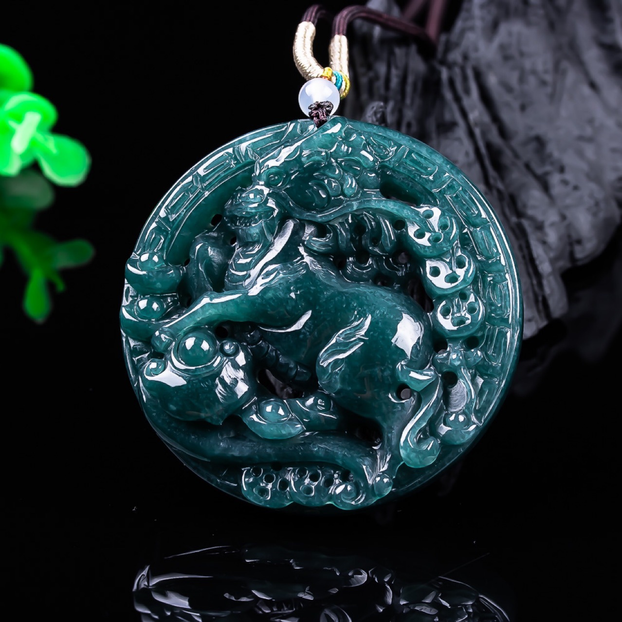 Vintage Women Fashion - Pendant z jadeitu birmańskiego w kształcie